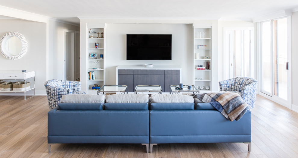 Idee per un soggiorno design di medie dimensioni e aperto con pareti bianche, pavimento in legno massello medio e TV a parete