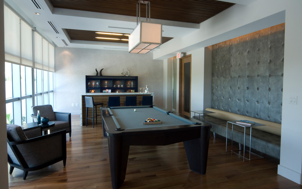 Modelo de sala de estar contemporánea con paredes multicolor, suelo de madera en tonos medios y suelo marrón