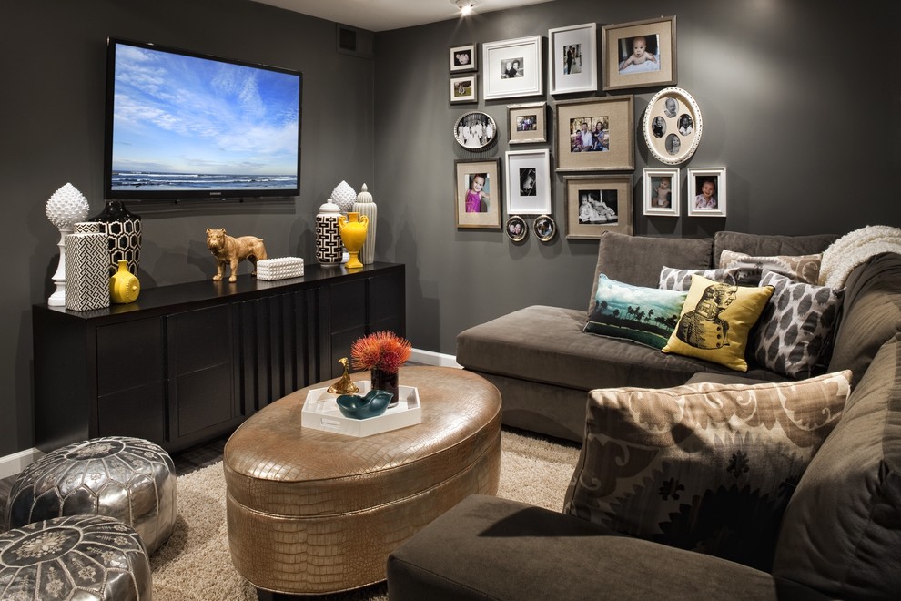 Foto di un soggiorno chic con pareti grigie e TV a parete