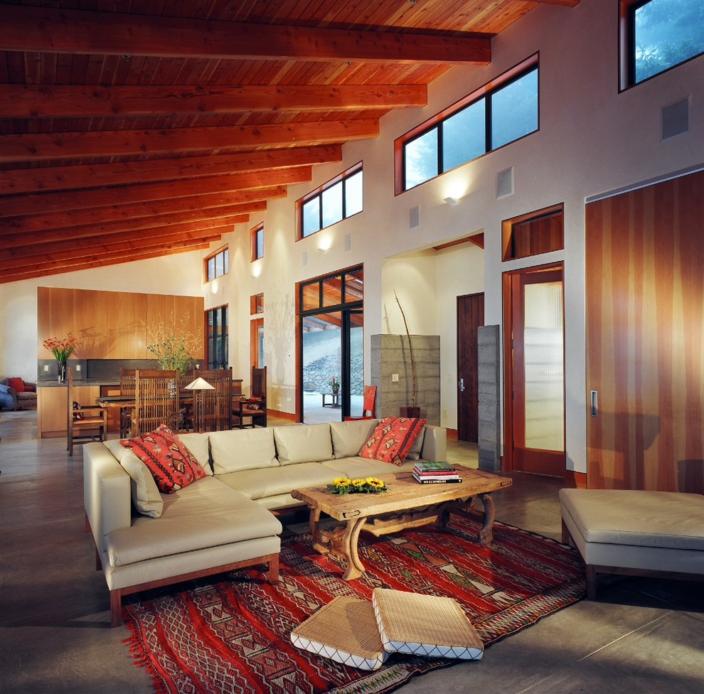 Offenes Modernes Wohnzimmer mit weißer Wandfarbe, Betonboden und grauem Boden in San Francisco