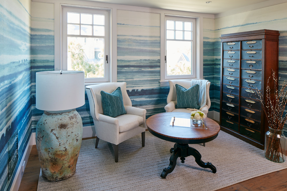 Ejemplo de sala de estar con barra de bar marinera de tamaño medio con suelo de madera en tonos medios