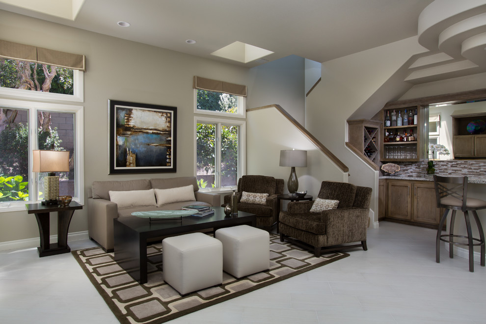 Großes, Offenes Modernes Wohnzimmer ohne Kamin mit Hausbar, beiger Wandfarbe, Keramikboden und Multimediawand in Orange County
