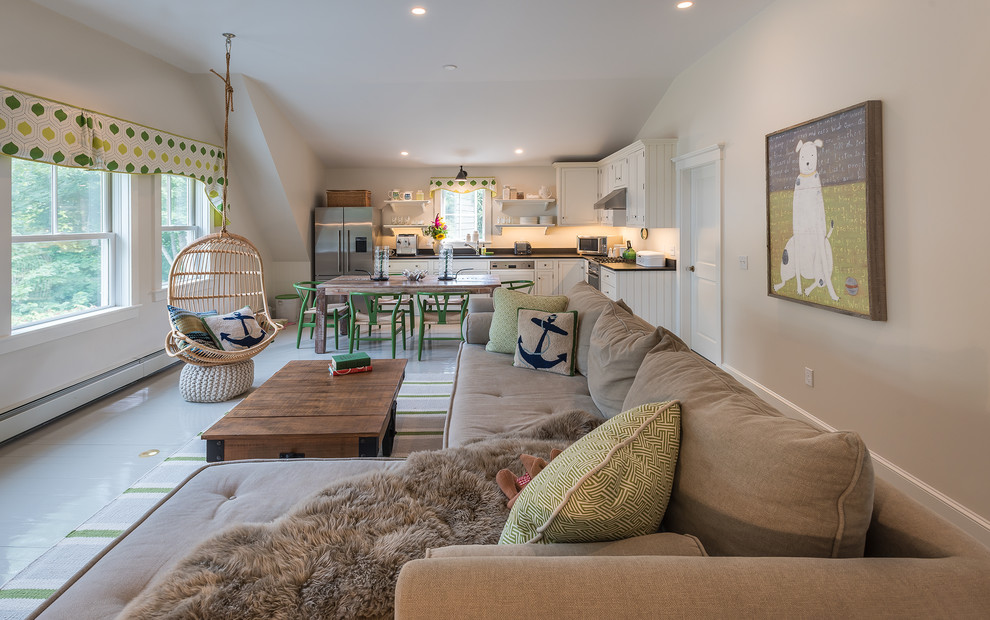 Mittelgroßes, Offenes Maritimes Wohnzimmer ohne Kamin mit weißer Wandfarbe, hellem Holzboden, freistehendem TV und grauem Boden in Portland Maine
