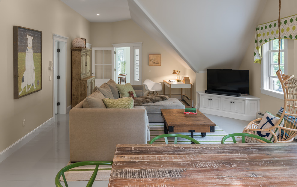 Diseño de sala de estar abierta marinera de tamaño medio sin chimenea con paredes blancas, suelo de madera clara, televisor independiente y suelo gris