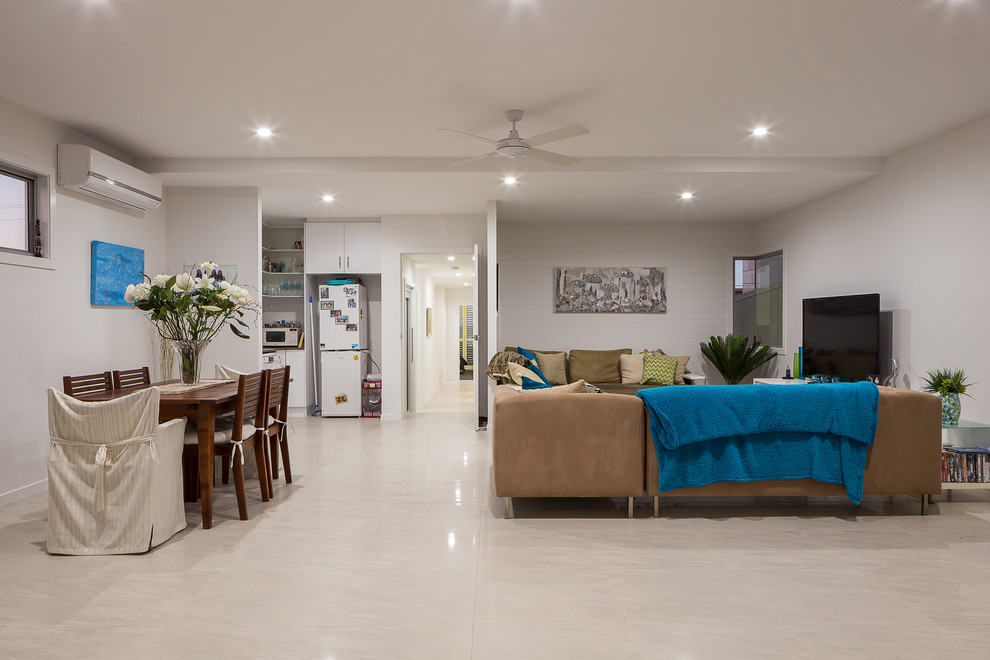 Foto di un grande soggiorno minimal chiuso con pareti bianche, pavimento con piastrelle in ceramica e TV autoportante