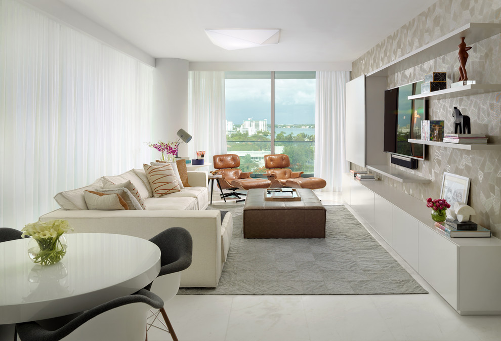 Diseño de sala de estar abierta actual pequeña con paredes blancas y pared multimedia
