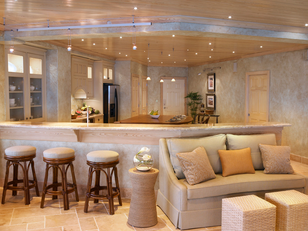 Idée de décoration pour une salle de séjour design ouverte avec un mur beige.
