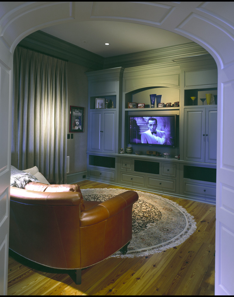 На фото: маленькая изолированная гостиная комната в морском стиле с зелеными стенами, паркетным полом среднего тона и телевизором на стене без камина для на участке и в саду