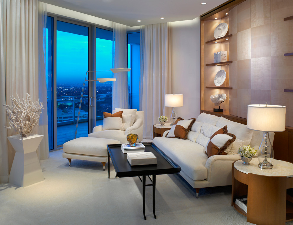 Mittelgroßes, Fernseherloses, Abgetrenntes Modernes Wohnzimmer ohne Kamin mit weißer Wandfarbe, Teppichboden und weißem Boden in Miami