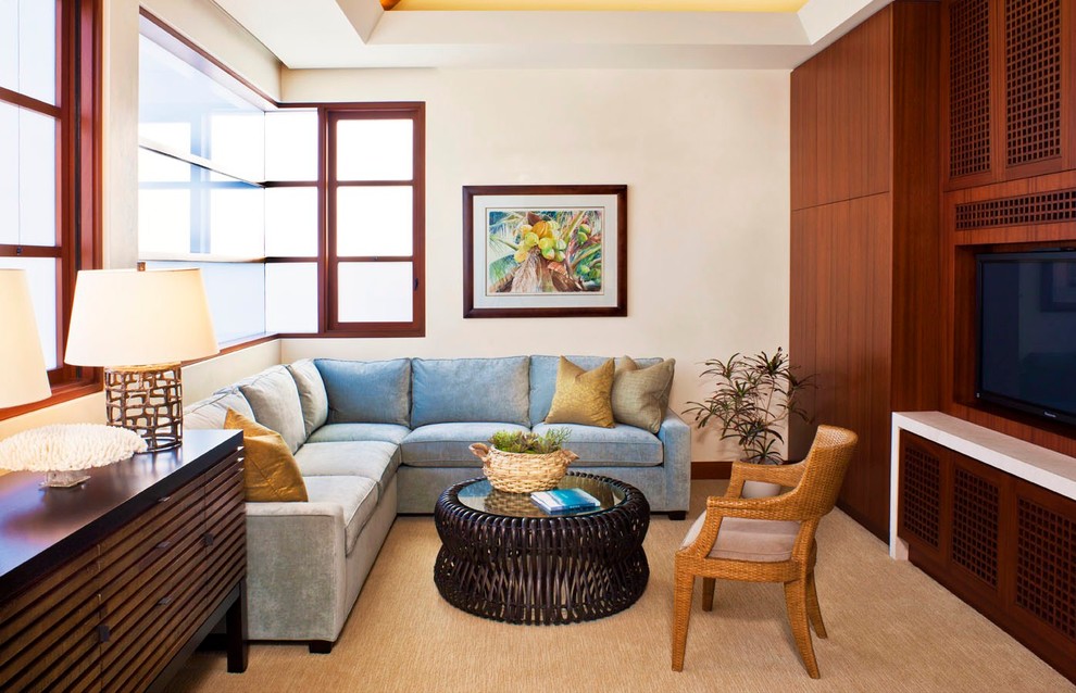 Aménagement d'une salle de séjour contemporaine fermée avec un mur beige, moquette et un téléviseur encastré.