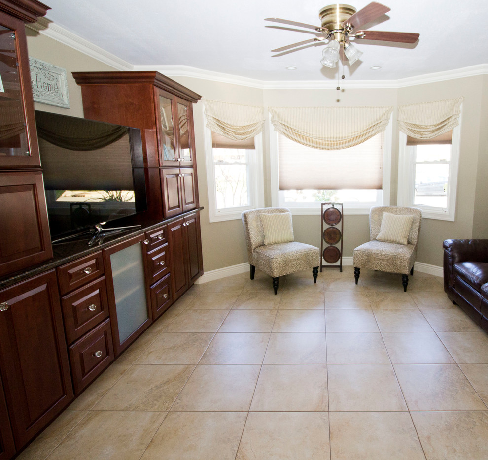 На фото: гостиная комната в классическом стиле с серыми стенами, полом из керамогранита и отдельно стоящим телевизором с