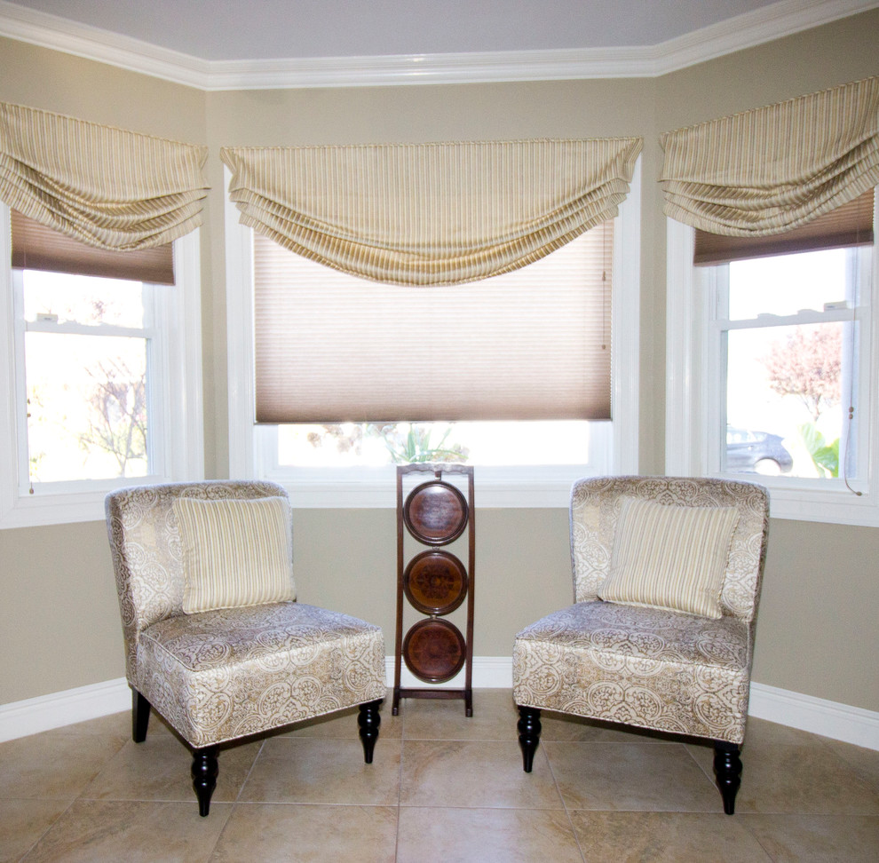 Foto de sala de estar clásica con paredes grises, suelo de baldosas de porcelana y televisor independiente