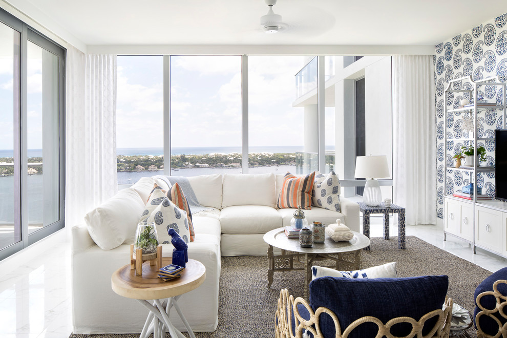 Foto di un soggiorno costiero con pareti multicolore, TV autoportante e pavimento bianco
