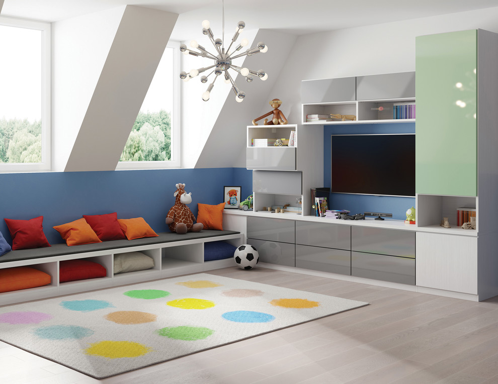 Immagine di un grande soggiorno minimal aperto con sala giochi, pareti blu, parquet chiaro, parete attrezzata e pavimento beige