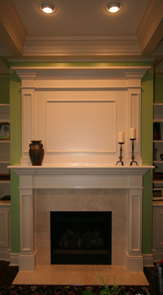 Пример оригинального дизайна: изолированная гостиная комната среднего размера в классическом стиле с зелеными стенами, ковровым покрытием, стандартным камином и фасадом камина из дерева