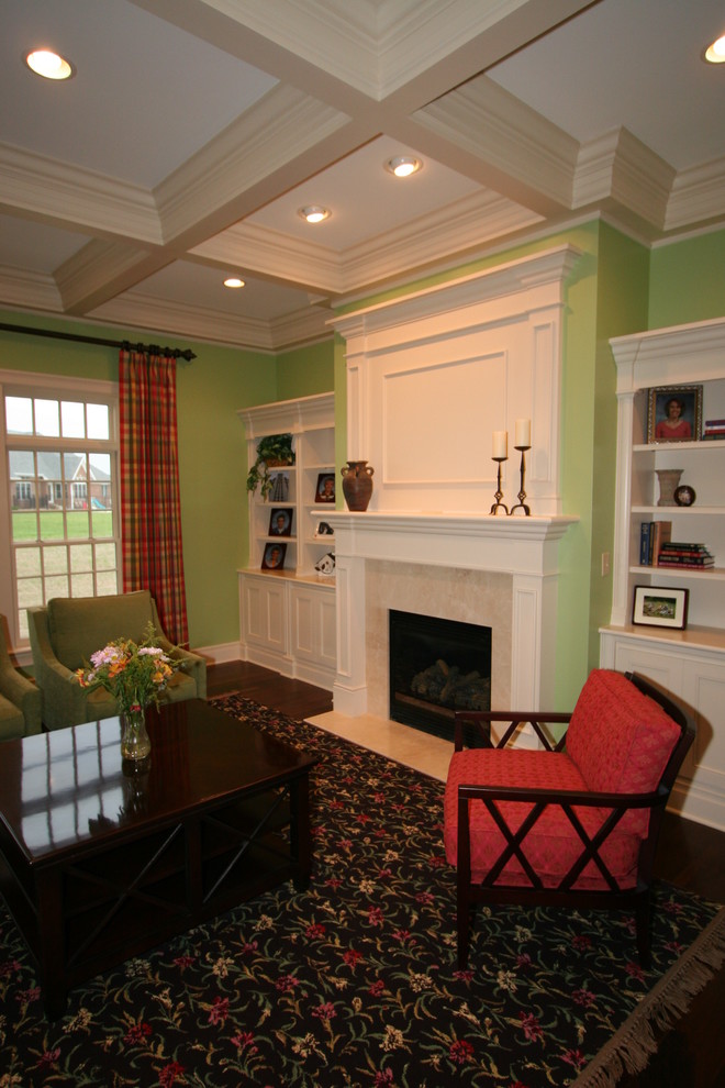 Foto di un soggiorno tradizionale di medie dimensioni e chiuso con pareti verdi, moquette, camino classico e cornice del camino in legno