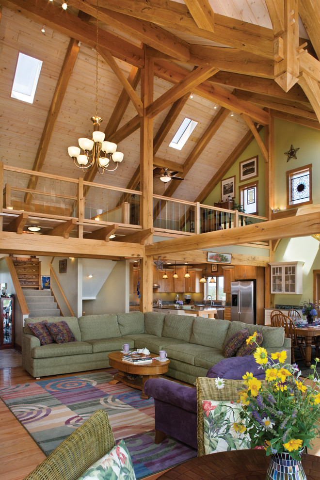 Imagen de sala de estar abierta de estilo de casa de campo grande con paredes verdes y suelo de madera clara