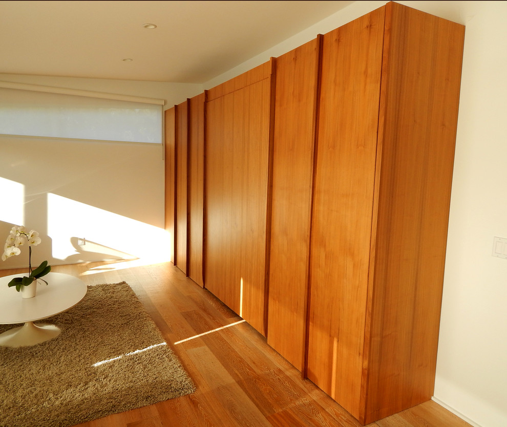 Ejemplo de sala de estar cerrada retro de tamaño medio sin chimenea y televisor con paredes blancas y suelo de madera clara