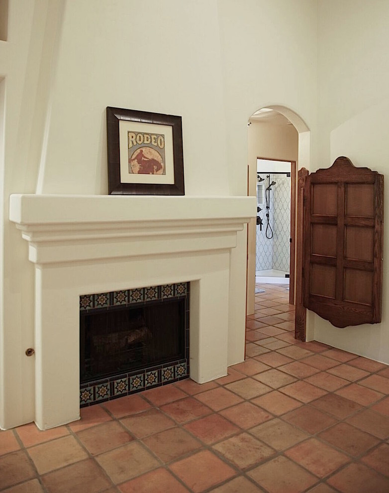 Idee per un soggiorno stile americano con pavimento con piastrelle in ceramica, cornice del camino piastrellata e parete attrezzata