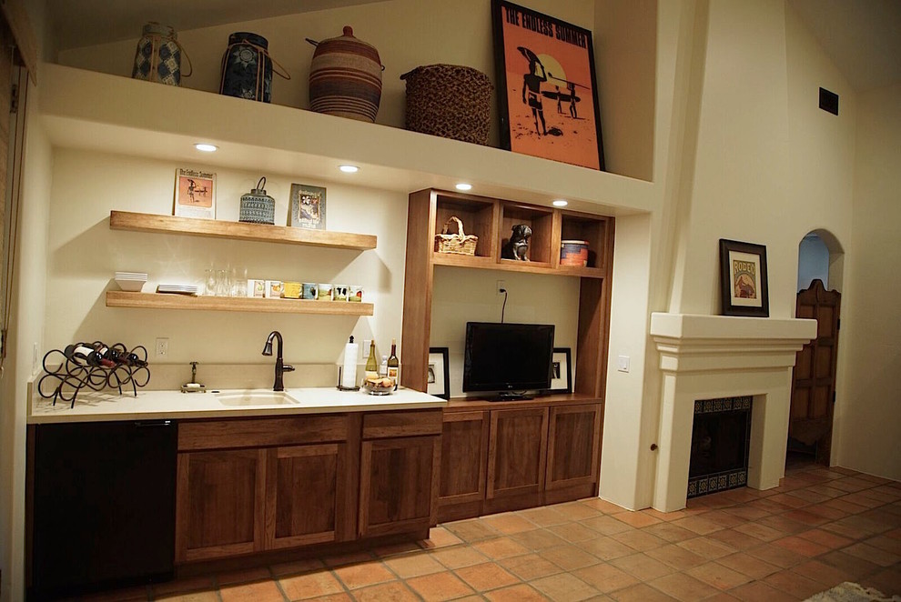 Стильный дизайн: гостиная комната в стиле фьюжн с полом из керамической плитки, фасадом камина из плитки и мультимедийным центром - последний тренд