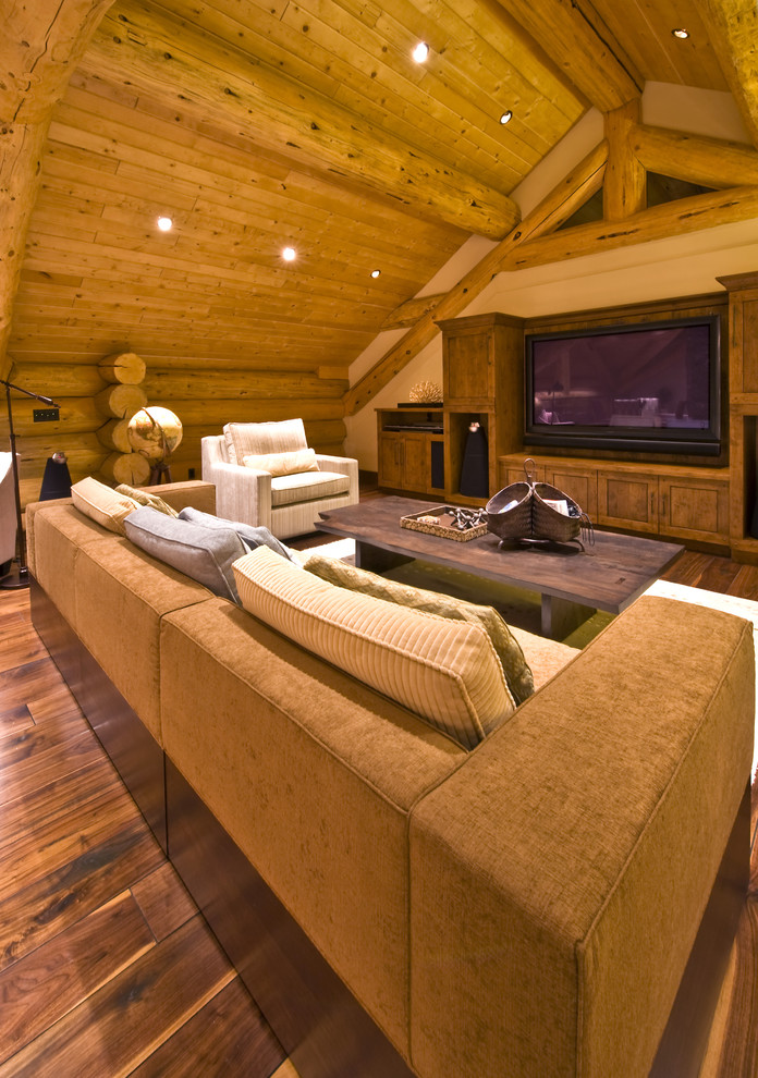 Diseño de sala de estar rural con paredes beige, suelo de madera en tonos medios y pared multimedia