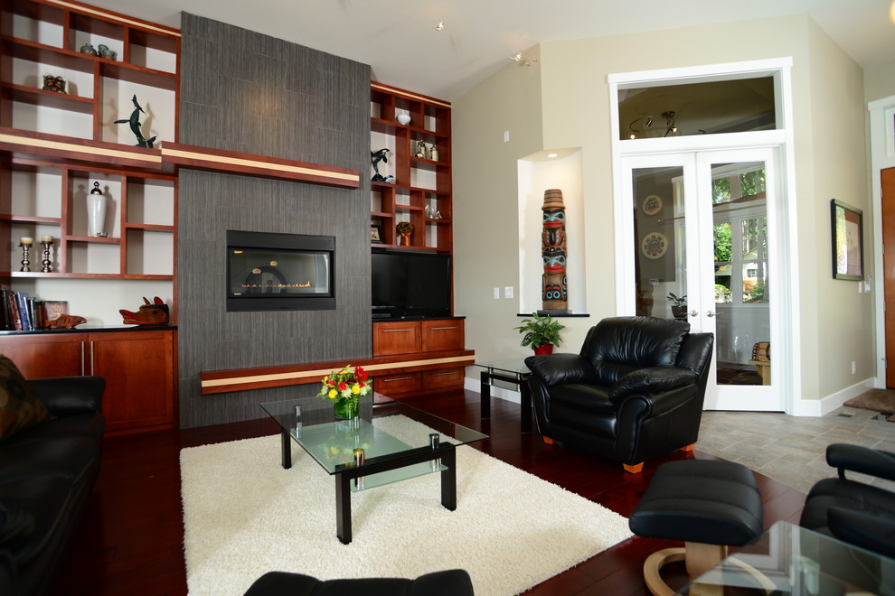 Idée de décoration pour une salle de séjour design ouverte avec un mur beige, un sol en ardoise, une cheminée ribbon et un manteau de cheminée en carrelage.