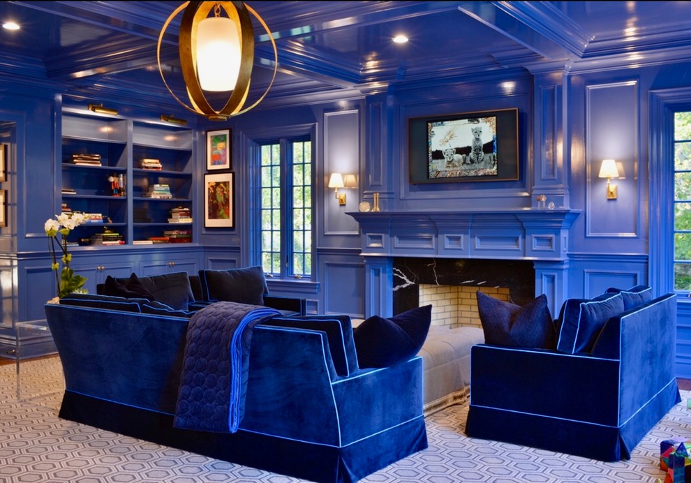 Foto de sala de estar cerrada clásica extra grande con paredes azules, moqueta, todas las chimeneas, marco de chimenea de piedra, televisor colgado en la pared y suelo gris