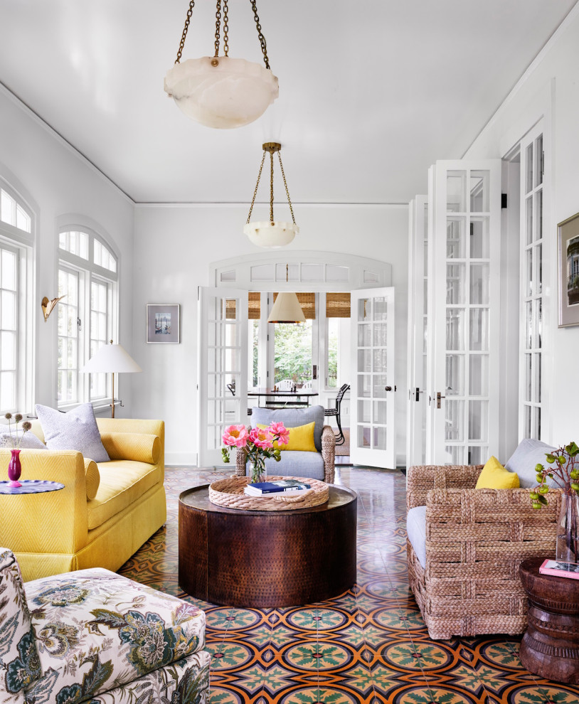 Imagen de sala de estar cerrada clásica renovada grande sin chimenea con paredes blancas y suelo multicolor