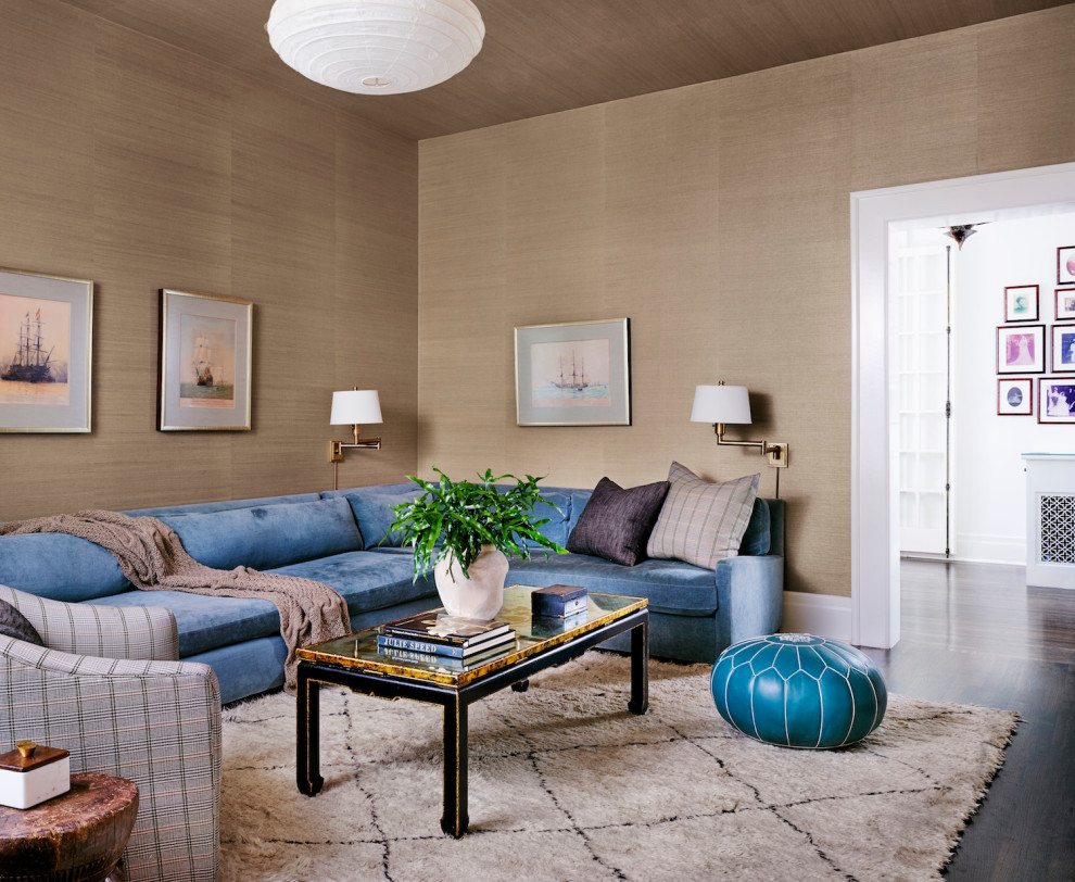 Mittelgroßes, Abgetrenntes Klassisches Wohnzimmer ohne Kamin mit beiger Wandfarbe, dunklem Holzboden, braunem Boden, Tapetendecke und Tapetenwänden in Austin