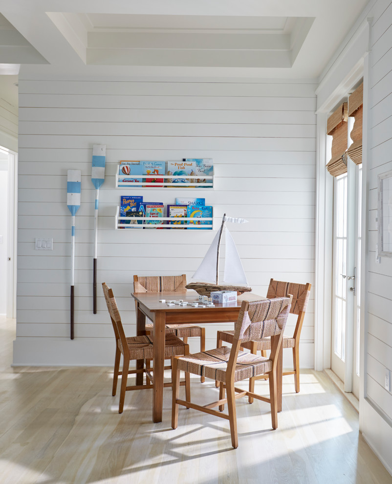 Foto de sala de juegos en casa marinera con paredes blancas, suelo de madera clara y suelo beige