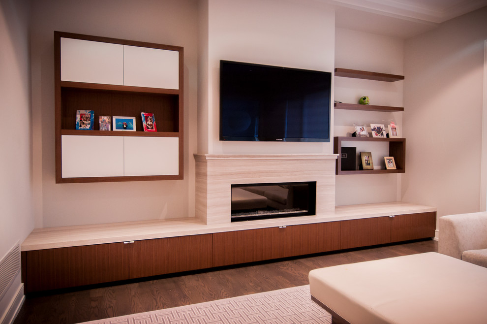 Mittelgroßes, Offenes Modernes Wohnzimmer mit beiger Wandfarbe, braunem Holzboden, TV-Wand, braunem Boden, Gaskamin und Kaminumrandung aus Stein in Toronto