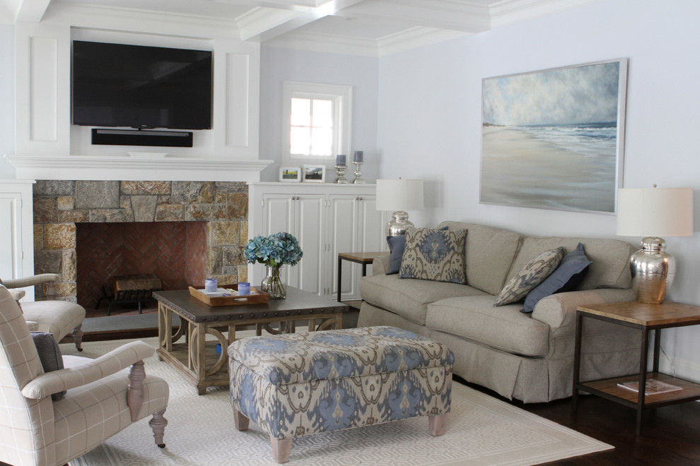 Modelo de sala de estar abierta tradicional renovada de tamaño medio con paredes grises, suelo de madera oscura, todas las chimeneas, marco de chimenea de madera y televisor colgado en la pared