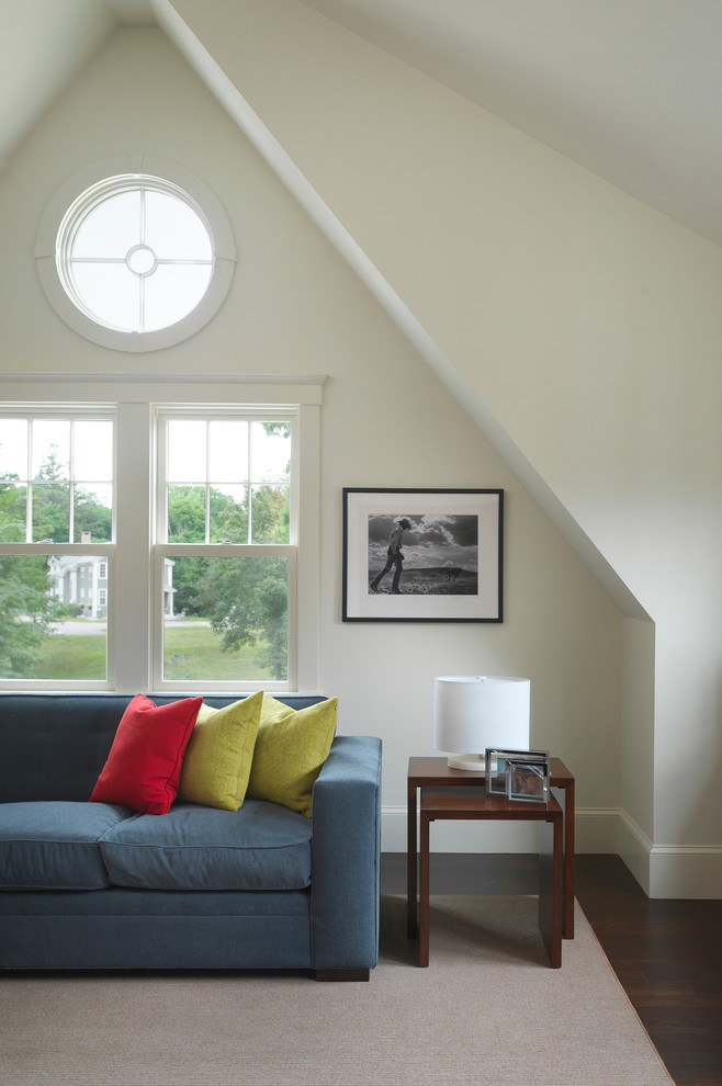 Foto de sala de estar clásica con paredes blancas y suelo de madera oscura