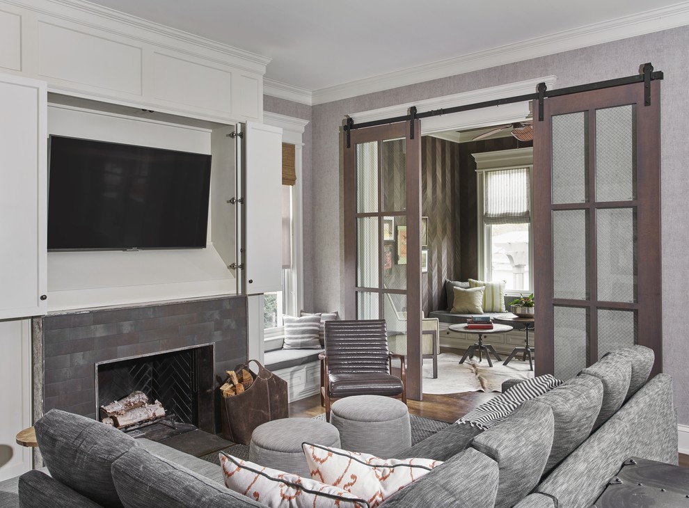Mittelgroßes, Abgetrenntes Modernes Wohnzimmer mit grauer Wandfarbe, dunklem Holzboden, Kamin, Kaminumrandung aus Backstein, TV-Wand und braunem Boden