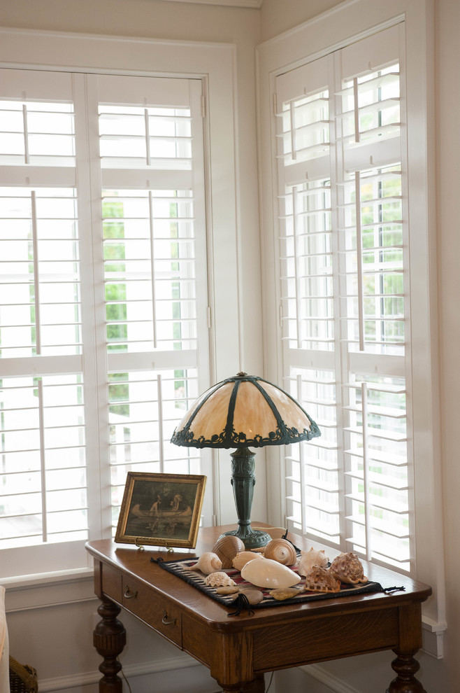 Imagen de sala de estar abierta tradicional renovada de tamaño medio con paredes blancas, suelo de madera en tonos medios, todas las chimeneas, marco de chimenea de madera y televisor colgado en la pared