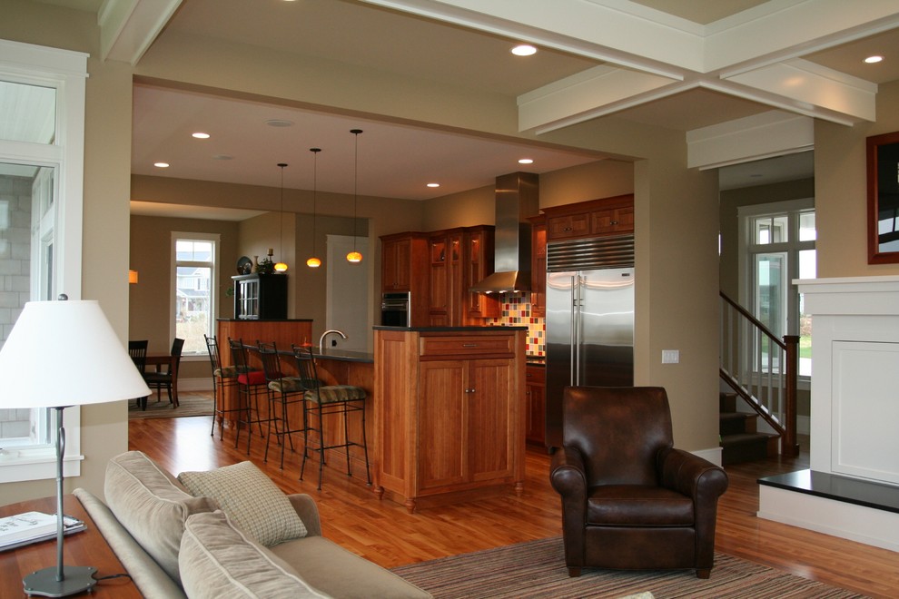 Immagine di un soggiorno american style di medie dimensioni e aperto con pareti beige e pavimento in legno massello medio