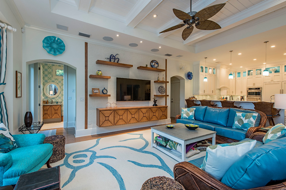 Großes, Offenes Maritimes Wohnzimmer mit weißer Wandfarbe, braunem Holzboden, Kamin, TV-Wand und braunem Boden in Miami