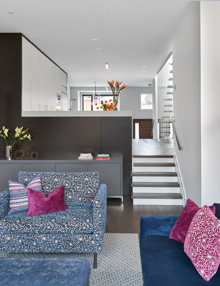 Immagine di un soggiorno moderno di medie dimensioni e aperto con pareti bianche e pavimento in legno massello medio