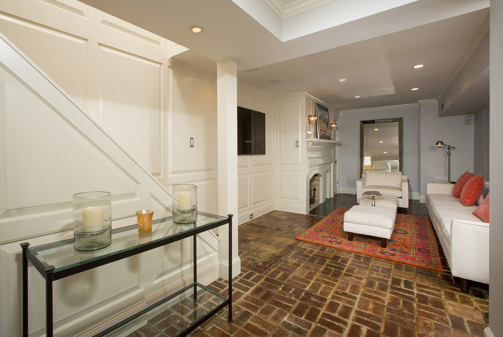 Свежая идея для дизайна: изолированная гостиная комната в стиле неоклассика (современная классика) с белыми стенами, кирпичным полом, стандартным камином, фасадом камина из кирпича и коричневым полом - отличное фото интерьера