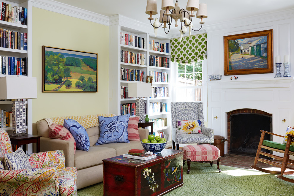 Fernseherloses, Abgetrenntes Klassisches Wohnzimmer mit beiger Wandfarbe, braunem Holzboden, Kamin und Kaminumrandung aus Holz in Washington, D.C.