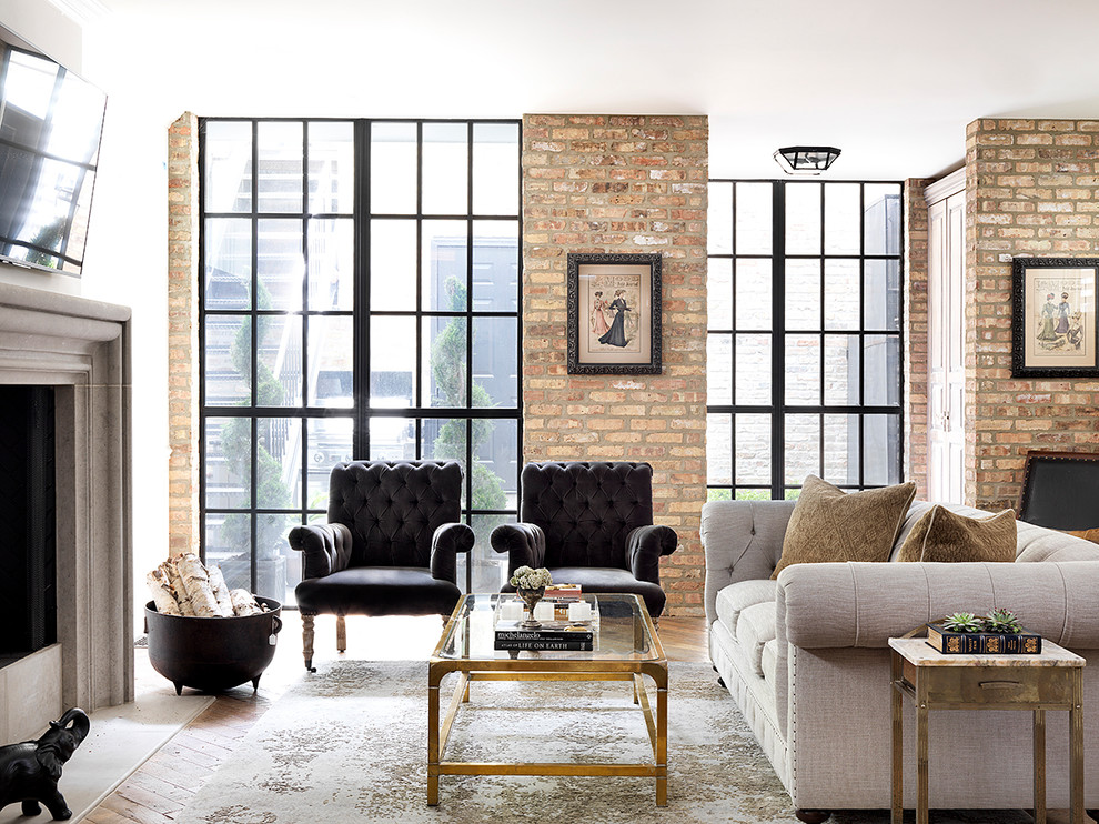 Wohnzimmer mit weißer Wandfarbe, braunem Holzboden, Kamin und TV-Wand in Chicago