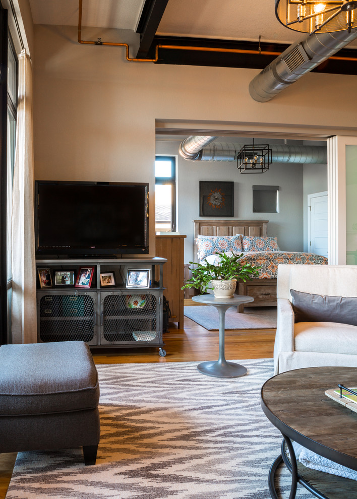 На фото: двухуровневая гостиная комната среднего размера в стиле лофт с серыми стенами, паркетным полом среднего тона и коричневым полом
