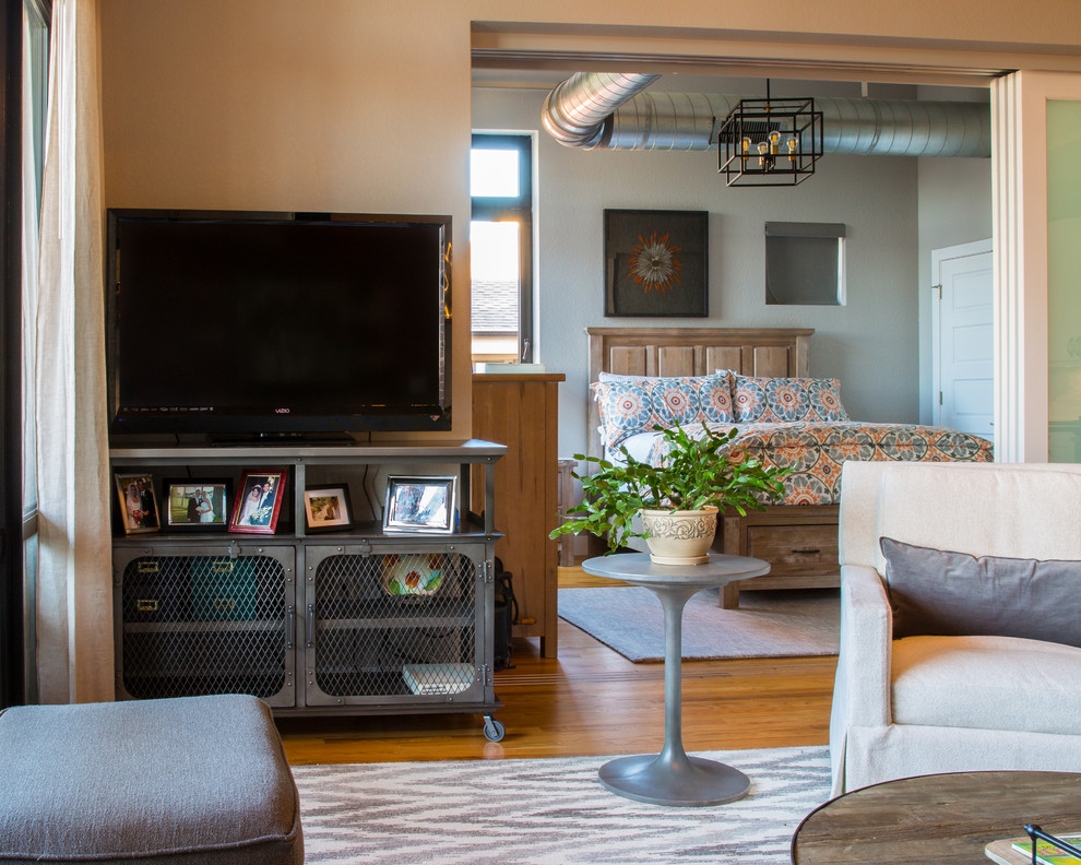 Mittelgroßes Industrial Wohnzimmer im Loft-Stil mit grauer Wandfarbe, braunem Holzboden und braunem Boden in Denver