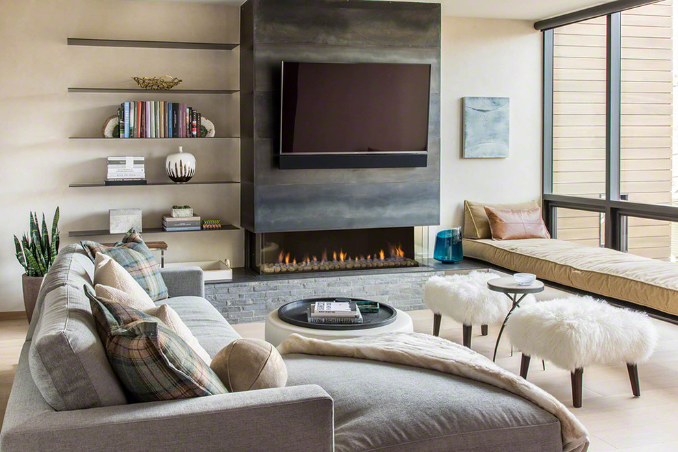 Réalisation d'une salle de séjour design avec un mur beige, moquette, une cheminée ribbon, un manteau de cheminée en métal, un sol beige et un téléviseur fixé au mur.
