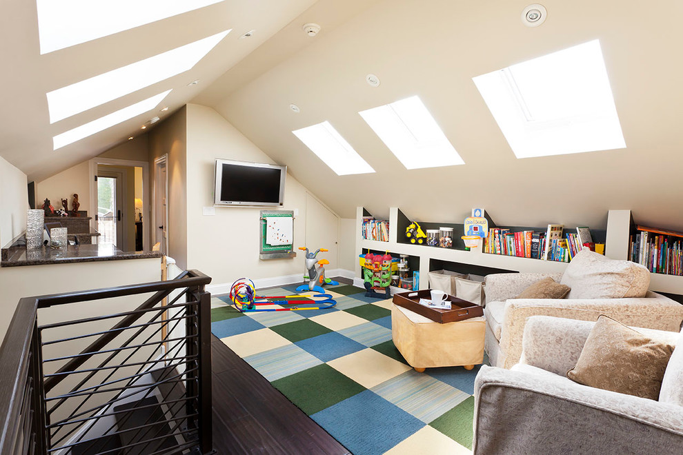 Imagen de sala de estar tipo loft clásica renovada de tamaño medio con paredes blancas, suelo de madera oscura, televisor colgado en la pared y suelo marrón