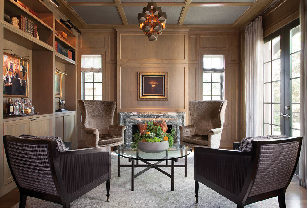 Klassisches Wohnzimmer mit Hausbar, brauner Wandfarbe, Kamin und Kaminumrandung aus Stein in Austin