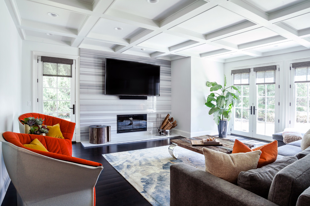 Modelo de sala de estar clásica renovada con suelo de madera oscura, marco de chimenea de piedra y suelo negro
