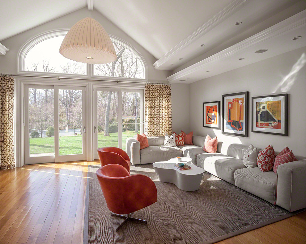Свежая идея для дизайна: большая гостиная комната в современном стиле с белыми стенами и ковром на полу без камина, телевизора - отличное фото интерьера