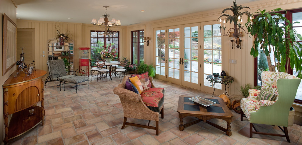 Immagine di un ampio soggiorno chic chiuso con pareti beige e pavimento in terracotta