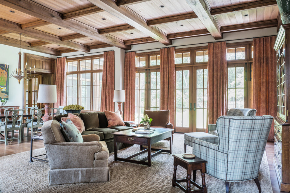 Foto di un grande soggiorno classico aperto con pareti bianche, parquet scuro, pavimento marrone e soffitto a cassettoni